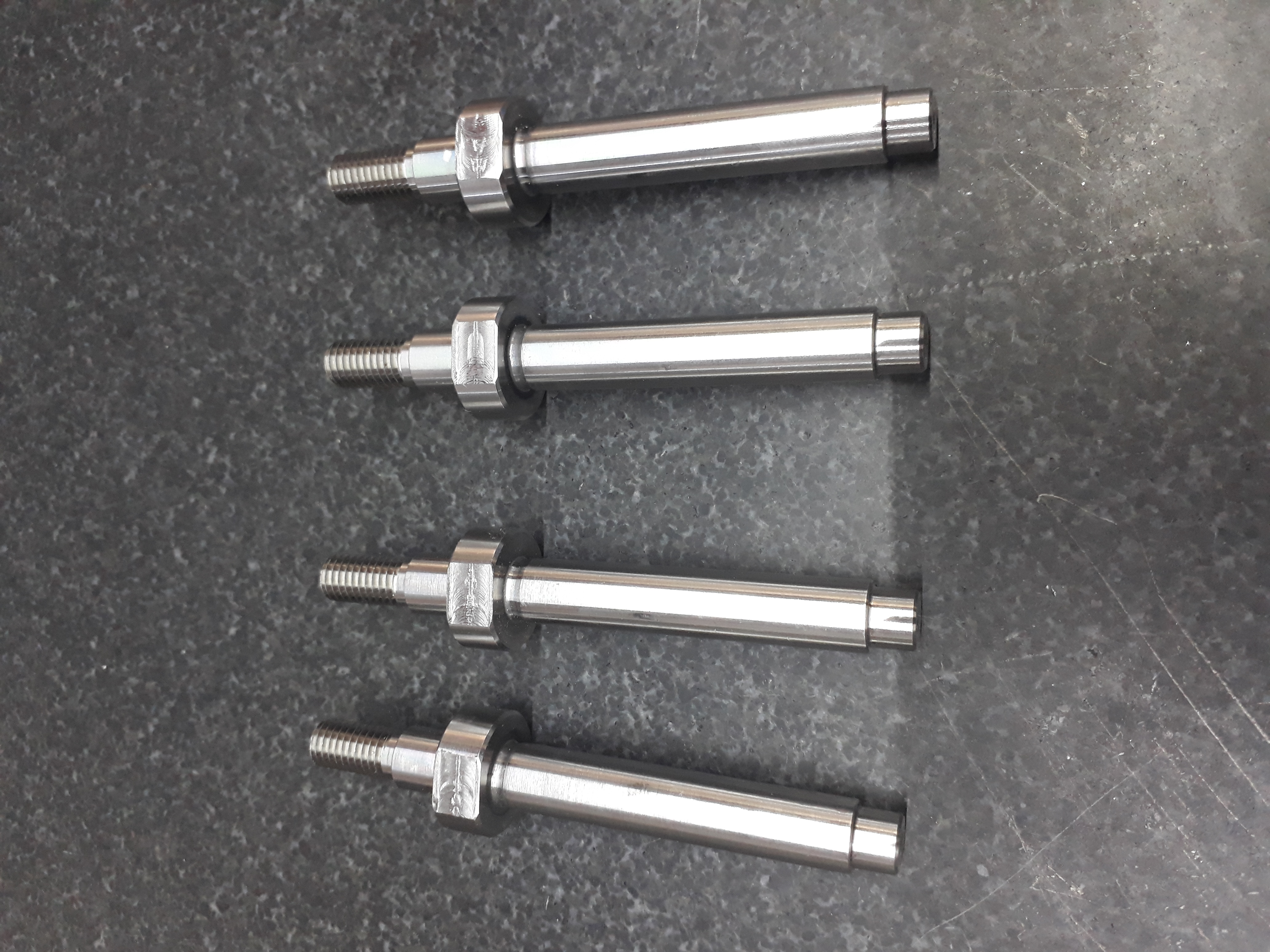 Flechas torneadas CNC con rosca