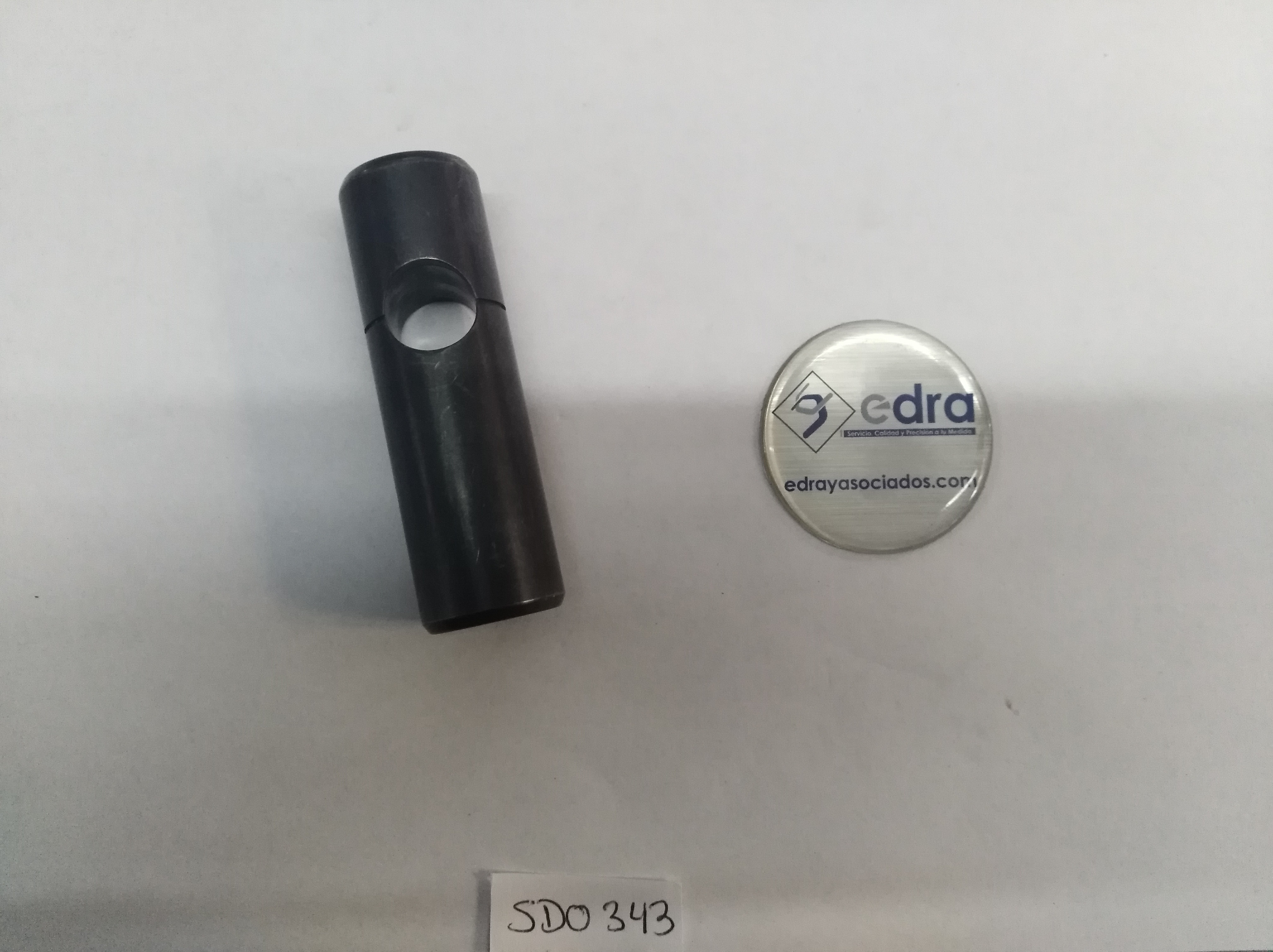 Perno con logo EDRA grabado