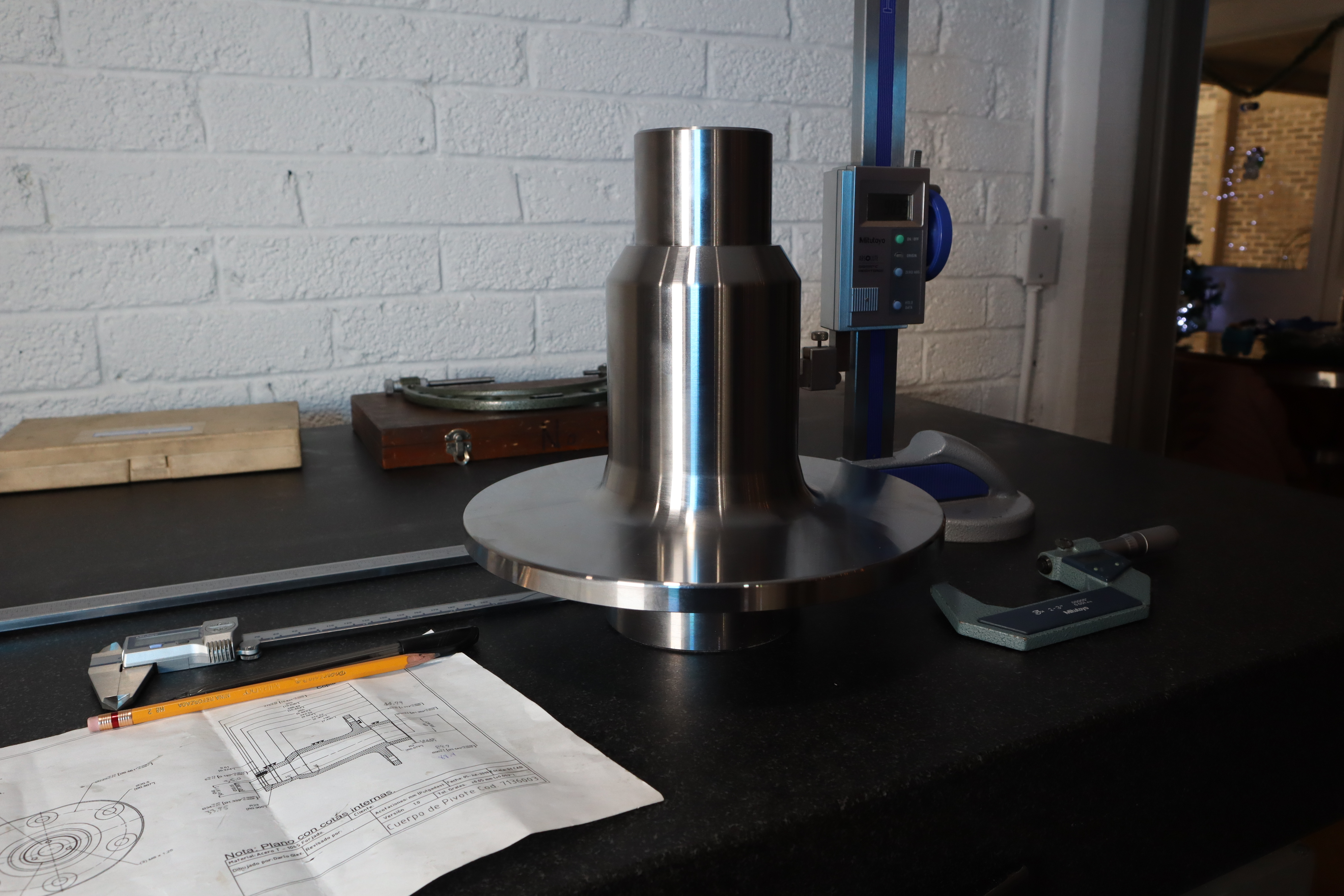 Componente cónico maquinado sobre plano técnico