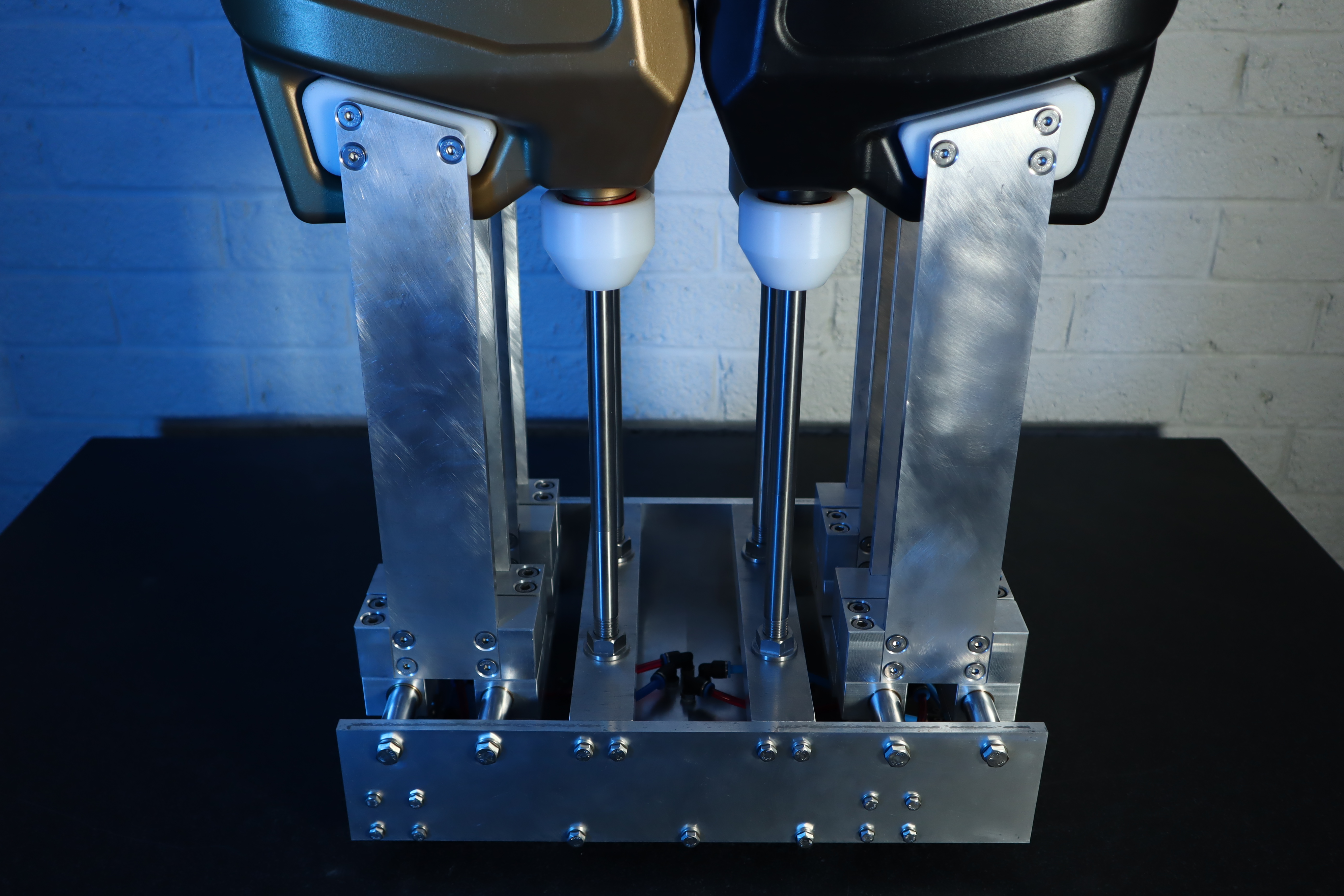 Piezas de precisión maquinadas en CNC alineadas