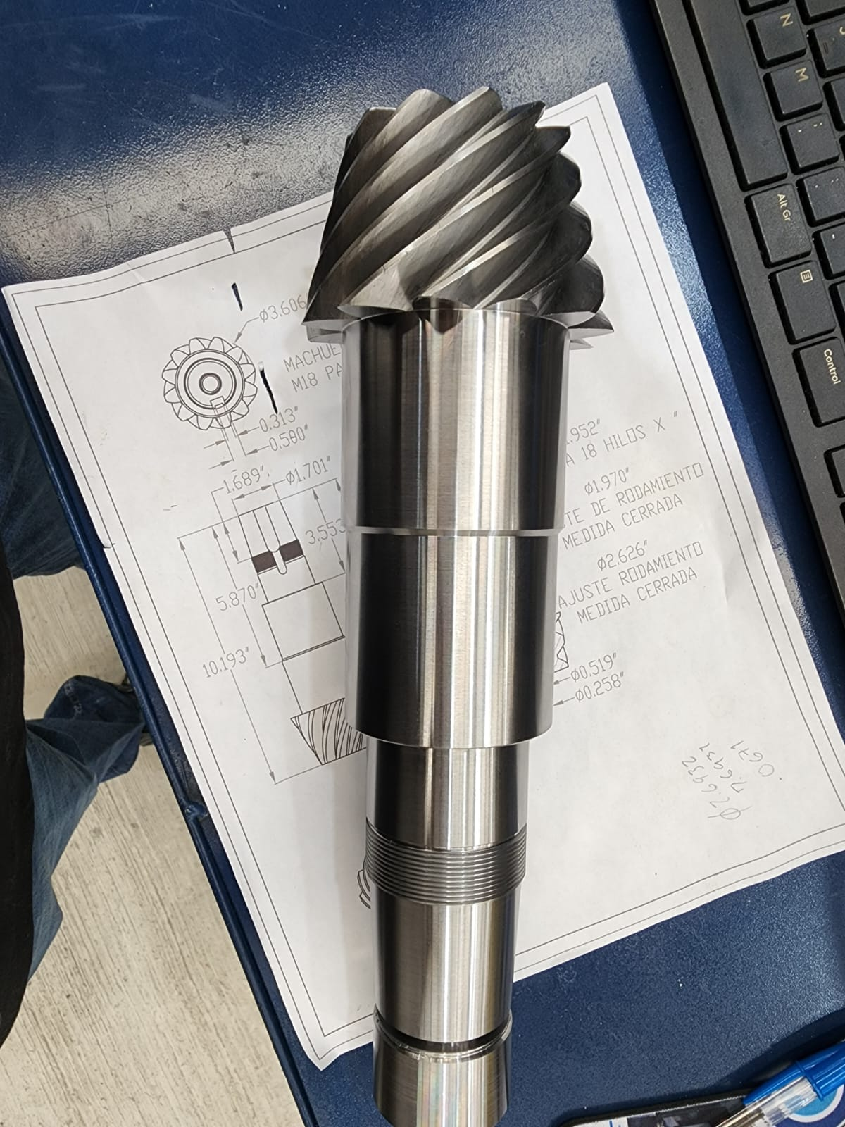 Pieza metálica cortada con precisión láser CNC